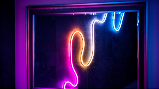 Esthétique&nbsp;: enseigne au néon LED vs lueur en verre