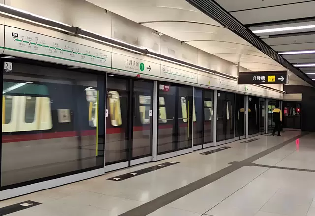 &Eacute;clairage lin&eacute;aire dans la station de m&eacute;tro