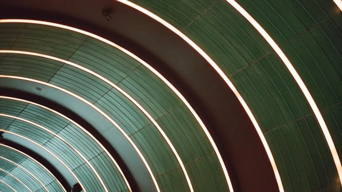 Comment fa&ccedil;onner correctement les bandes flexibles LED 3D autour des bords architecturaux&nbsp;?