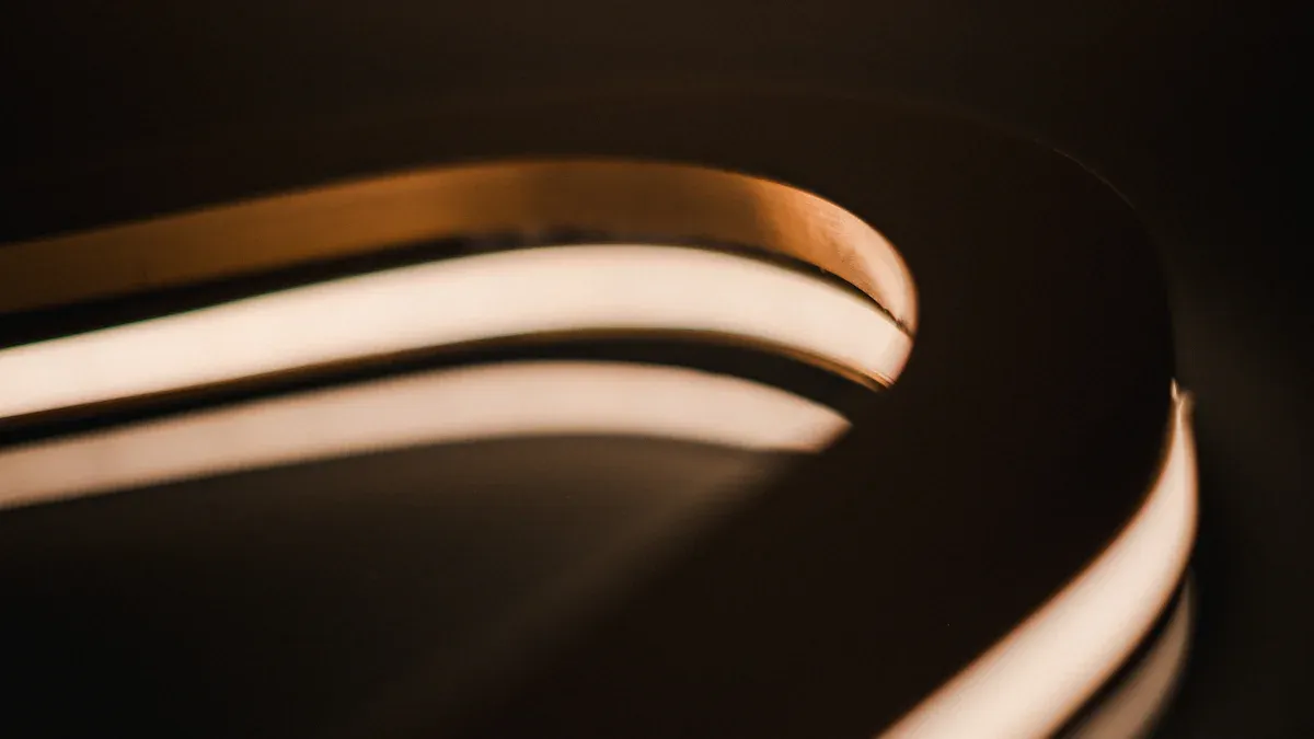 Abandonnez le n&eacute;on fragile au profit d'un c&acirc;ble LED souterrain r&eacute;sistant aujourd'hui