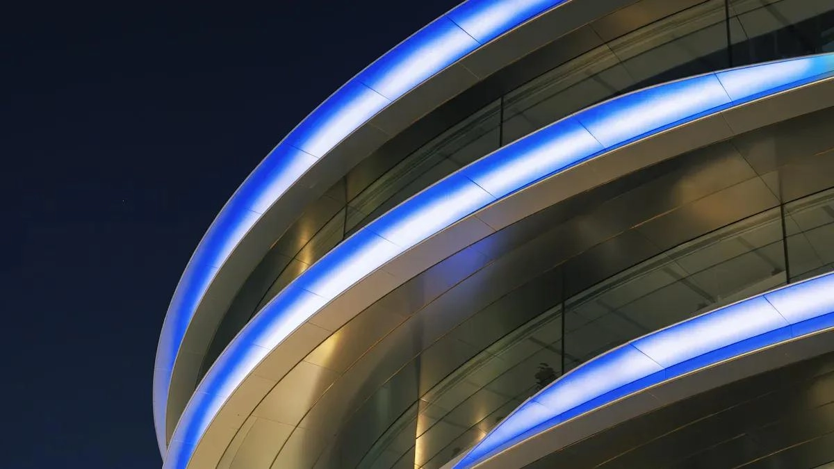 L&egrave;che-mur flexible ou barre lumineuse rigide&nbsp;: laquelle s'adapte le mieux aux fa&ccedil;ades incurv&eacute;es&nbsp;?