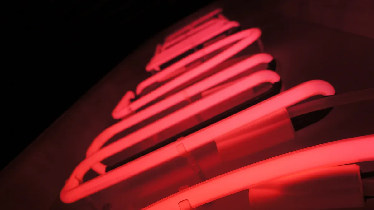 N&eacute;on en verre traditionnel vs n&eacute;on LED flexible en silicone&nbsp;: guide de remplacement