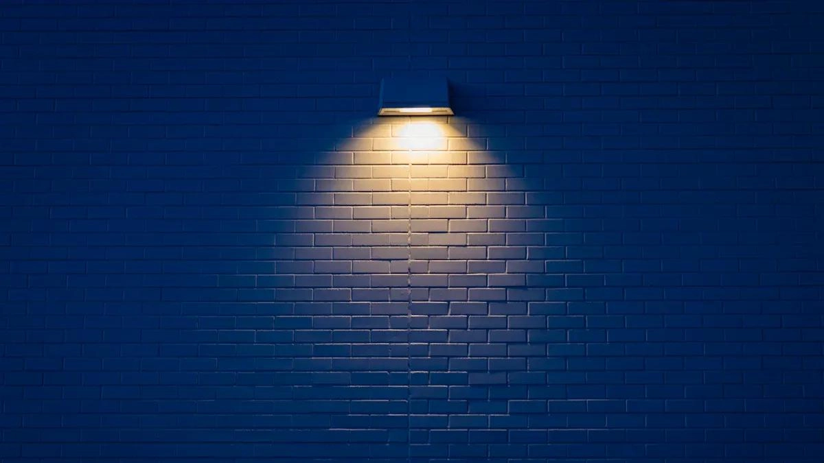 Lavage des murs ou &eacute;clairage rasant des murs&nbsp;: quelle technique devriez-vous utiliser pour un lavage flexible des murs de fa&ccedil;ade&nbsp;?